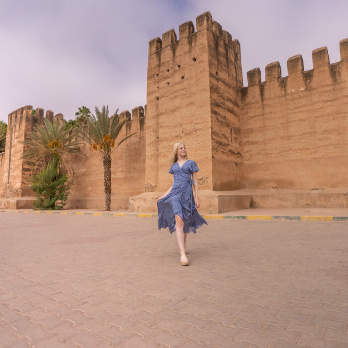 Jeune-femme-en-robe-bleue-devant-la-muraille-de-Taroudant-1280x853-1